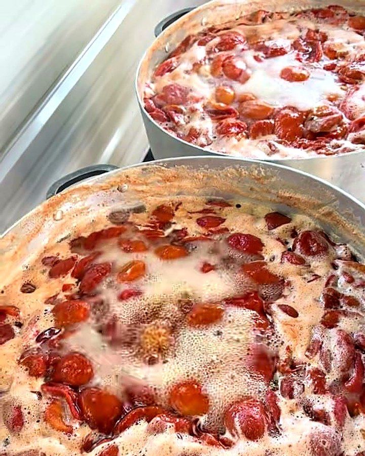 Guava cooking in large kettles
