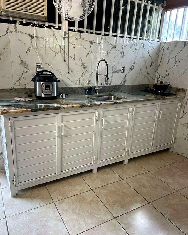 Outdoor kitchen with marble-look wall