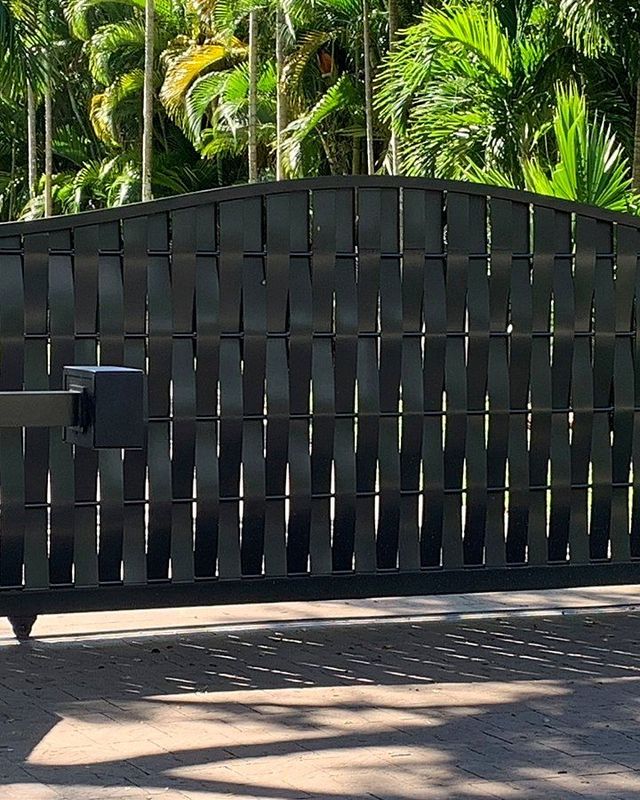 Louvered sliding gate with its opener
