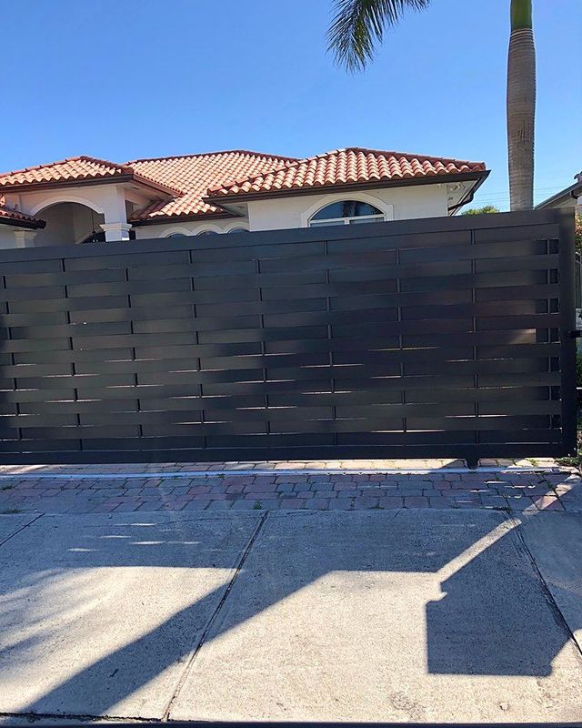 Horizontal slat gate